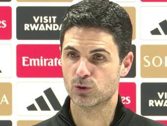 Der FC Arsenal kassiert gegen Manchester United die erste Heimniederlage der Saison, bleibt aber Tabellenführer. Trainer Mikel Arteta fordert nach dem 2:3 nun eine Reaktion und spricht über Pfiffe der Arsenal-Fans.