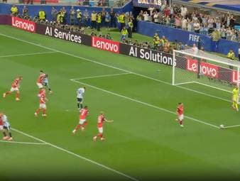 Beim Stand von 0:0 vergibt Messi einen Elfmeter - und das deutlich. Ein solcher Fehler ist man vom Argentinier sonst nicht gewohnt.