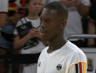 Bei seinem 106. Länderspiel für die deutsche Nationalmannschaft wird Dennis Schröder für eine besondere Marke ausgezeichnet. Dabei applaudiert die ganze Halle dem Weltmeister.