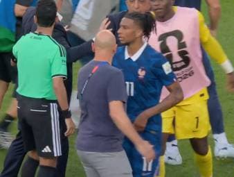Es war das hitzigste Spiel dieser WM! Frankreich und Paraguay schenken sich im zweiten Achtelfinale nichts und immer wieder kommt es auf dem Platz zu Rudelbildungen. Auch nach dem Schlusspfiff kochen die Emotionen nochmal so richtig hoch.