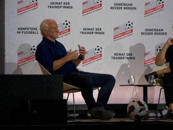 Beim Internationalen Trainerkongress findet DFB-Sportdirektor Rudi Völler scharfe Worte, was die Spielweise der Argentinier angeht.