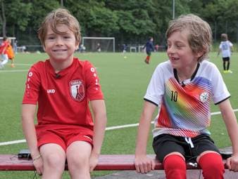Zum Auftakt geht es für die deutsche Mannschaft bei der WM 2026 gegen Curacao. Was wissen die kleinen Fußballfans über den ersten DFB-Gegner? Und wie sehen sie die deutschen Chancen für das Turnier?