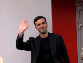 Bayer 04 Leverkusen hat seinen neuen Cheftrainer offiziell vorgestellt. Carles Martínez Novell kommt vom FC Toulouse und soll an die erfolgreiche Zeit unter dem letzten spanischen Trainer Xabi Alonso anknüpfen.