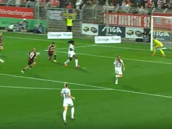 Die Megaserie der Bayern-Frauen hält an. Gegen Leverkusen droht eine Niederlage, doch in der Schlussphase drehen die Münchnerinnen auf. Alara sticht als Joker.