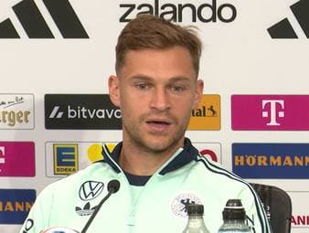 DFB-Kapitän Joshua Kimmich verteidigt auf der Pressekonferenz seinen Teamkollegen Leroy Sané. Der Bayern-Akteur lobte das Engagement des Flügelspielers. 