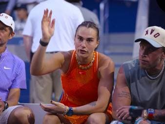 Die Belarussin Aryna Sabalenka zertrümmert nach dem Finale ihren Schläger und kämpft mit den Tränen. Rybakina krönt ihr starkes Jahr mit dem Titel und Rang eins.