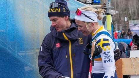 Olympiasiegerin Linn Svahn (r.) feiert im Ziel mit ihrem Partner Johan Häggström