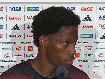 Kanadas Star-Stürmer Jonathan David reagiert nach Kanadas historischem Sieg gegen Katar betroffen auf die schwere Verletzung von Mitspieler Ismaël Koné und betont, dass die Mannschaft nun zusammenstehen müsse.