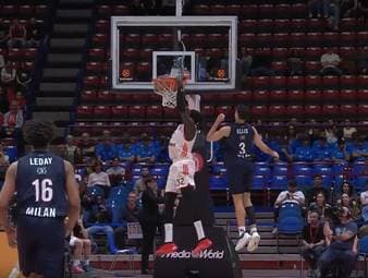 Die EuroLeague-Highlights der Basketball-Partie EA7 Emporio Armani Mailand - FC Bayern München im Video.