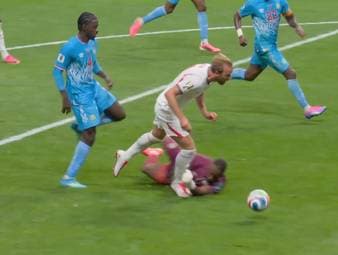 Im WM-Sechzehntelfinale von England gegen die DR Kongo kommt Harry Kane im Strafraum zu Fall. Der Unparteiische gewährt dem Bayern-Star aber keinen Elfmeter. Das sorgt für Diskussionen. 