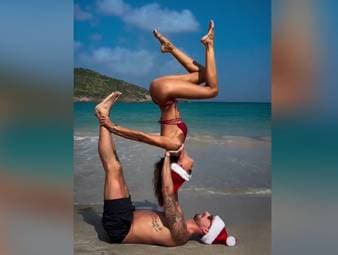 Der ehemalige Frankfurt-Torhüter und jetzige Paris-Keeper Kevin Trapp und seine Verlobte Izabel Goulart senden ihren Fans höchst anspruchsvolle Weihnachtsgrüße vom Strand.