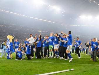 BVB mit "Aufstiegsgruß" für Schalke