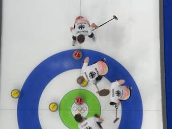 Im Kampf um den Halbfinal-Einzug verspielen die deutschen Curler eine deutliche Führung und unterliegen den bislang sieglosen Tschechen mit 7:9. 