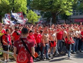 Berlin ist Rot! Bayern-Fans nehmen Hauptstadt ein