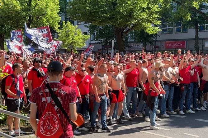 Berlin ist Rot! Bayern-Fans nehmen Hauptstadt ein