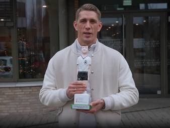 "Früher hab‘ ich 80 Minuten zugeguckt, heute 90": Mit diesem Satz sicherte sich Nils Petersen den "Fußballspruch des Jahres 2025". Das Preisgeld in Höhe von 5.000 Euro spendet der Ex-Freiburger für einen guten Zweck.