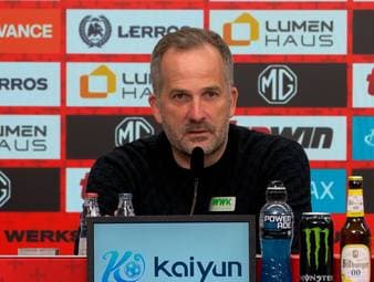 Nach dem Sieg gegen Bayer Leverkusen hebt Augsburg-Trainer Manuel Baum die Leistung von Finn Dahmen noch mal hervor und fordert einen WM-Kaderplatz für den 28-Jährigen.