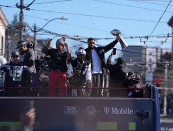 Die Seattle Seahawks haben die 60. Ausgabe des Super Bowls gewonnen, entsprechend herrscht in der Stadt Ekstase. Hier sind die besten Bilder der Parade in Seattle.