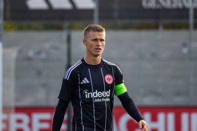 Frankfurt gibt Talent nach Ungarn ab