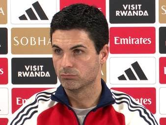 Nach dem Unentschieden gegen Wolverhampton könnte sich der Vorsprung des FC Arsenal in der Premier League auf Manchester City auf zwei Punkte verringern. Arsenal-Coach Mikel Arteta wird auf einer Pressekonferenz damit konfrontiert, dass sein Team womöglich ein weiteres Mal den Ligatitel aus der Hand geben könnte.