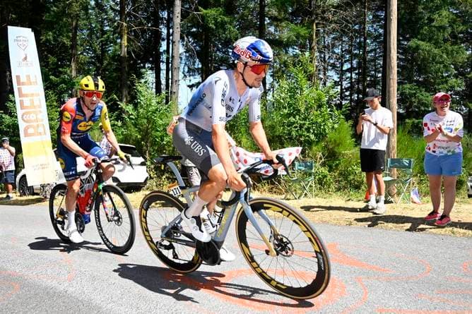 Tour-Star crasht in rasanter Abfahrt