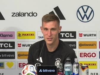 Nico Schlotterbeck spricht auf der PK vom Zusammenspiel mit Innenverteidiger-Partner Jonathan Tah. Der Dortmunder kommt aus seiner Lobeshymne gar nicht mehr heraus.