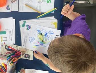 Papier-Flieger und Hexen-Besen: Bewegungs-Angebot für alle.