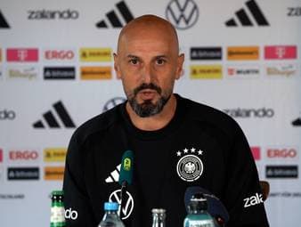 Bayern-Star Tom Bischof ist nicht nur für die A-Nationalmannschaft nominiert worden, sondern auch für die U21. Sein Trainer klärt über den genauen Plan mit ihm auf.