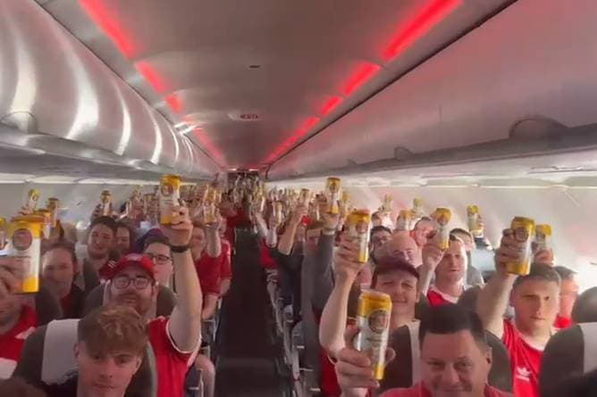 Bierdurst über den Wolken! Bayern-Fans in Partystimmung