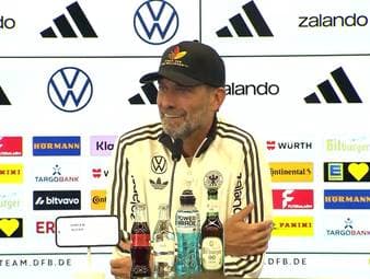 Jürgen Klopp berichtet von einem kuriosen Telefonat mit Conté. Der Spieler reagierte auf die Nachricht offenbar mit minutenlangem Lachen.