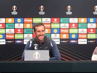 Höchste Zeit für Ralf Rangnick, sich beim SC Freiburg für die WM-Quali zu bedanken, scherzt Trainer Julian Schuster.