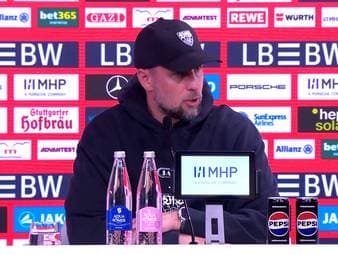 Chris Führich und Ermedin Demirovic sind bei ihrer Auswechslung trotz klarer Führung des VfB Stuttgart gegen den HSV nicht ganz glücklich. Trainer Sebastian Hoeneß klärt auf.