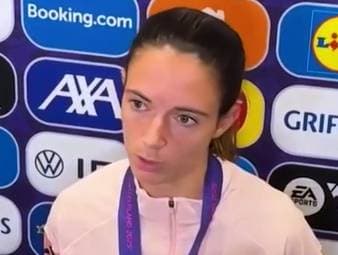 Weltfußballerin Aitana Bonmati zeigte sich nach Spaniens Niederlage gegen England bitter enttäuscht. Die Katalanin sah ihre Mannschaft den Engländerinnen deutlich überlegen und haderte, nicht das entscheidende Tor erzielt zu haben.