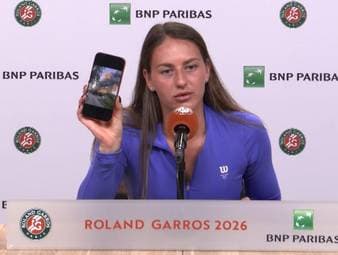 Tennisspielerin Marta Kostyuk teilt nach ihrem Erstrunden-Sieg bei den French Open emotionale Worte. Kurz vor dem Match erfuhr sie, dass nur wenige Meter vom Elternhaus ihrer Familie in der Ukraine entfernt eine Rakete einschlug.