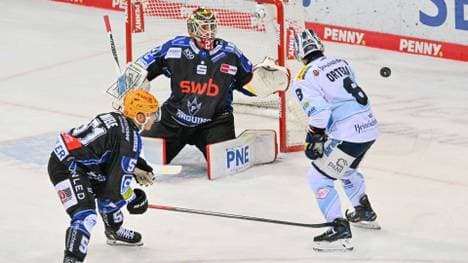 Torchance für den Dresdner Austin Ortega (r.)