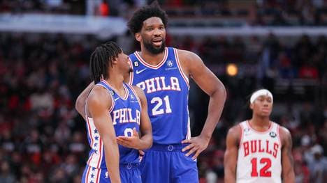 Joel Embiid (r.) fällt den Philadelphia 76ers aus
