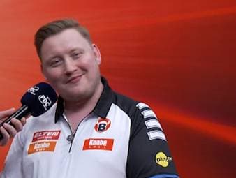 Martin Schindler steht im Viertelfinale des European Darts Grand Prix. Die deutsche Nummer eins besiegt Jonny Clayton deutlich mit 6:1.