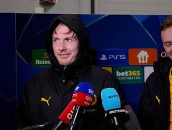 Das Champions-League-Heimspiel von Borussia Dortmund gegen Atalanta Bergamo beginnt mit einer Viertelstunde Verspätung, weil bei der Anfahrt Verkehrschaos herrscht. Im Interview danach scherzt Julian Brandt.