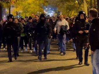 Eintracht Frankfurt darf sich auf die Unterstützung von rund 2500 Fans freuen. Die Anhänger werden von einem großen Polizeiaufgebot begleitet.