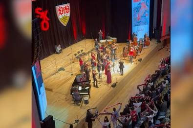 Fangesang mal anders: Diese Bilder sorgen für Gänsehaut