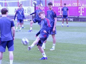 Es gibt positive Nachrichten für alle Bayern-Fans: Im Abschlusstraining vor dem Champions-League-Kracher gegen Paris Saint-Germain stehen Tom Bischof, Lennart Karl und Raphael Guerreiro wieder auf dem Platz. 