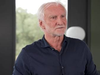 Lange war die Zukunft des DFB-Sportdirektors nach dem enttäuschenden Aus der Nationalmannschaft ungewiss. Nun bleibt der 66-Jährige aber sicher an Bord und spricht auch über die Verhandlungen mit Jürgen Klopp.