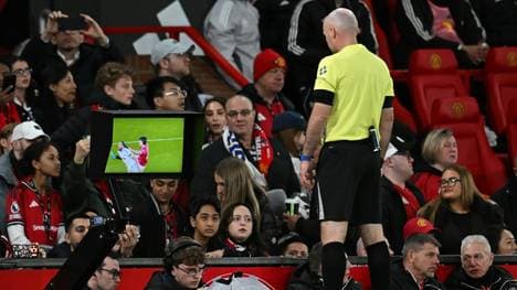 Schiedsrichter Tierney betrachtet die umstrittene Szene
