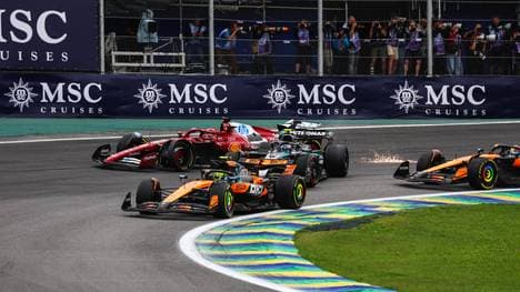 Oscar Piastri (rechter Bildrand) stieß Kimi Antonelli (Mercedes) in Charles Leclerc (Ferrari)