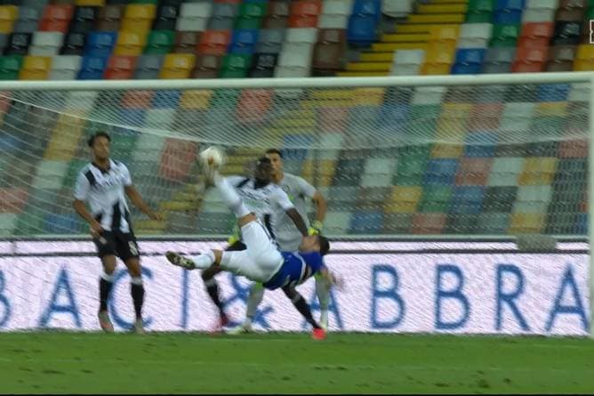 Wie im Lehrbuch! Das ist der perfekte Fallrückzieher