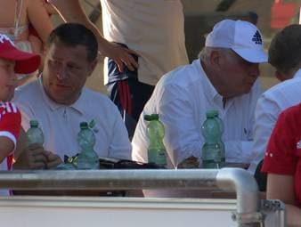 Die dicke Luft zwischen Max Eberl und Uli Hoeneß sorgte in den vergangenen Monaten für viel Gesprächsstoff. Im Rahmen eines Testspiels gab es nun eine bemerkenswerte Geste vom Ehrenpräsidenten in Richtung Eberl.