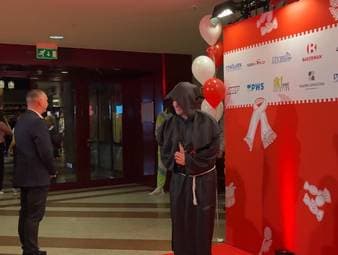 Fünfte Jahreszeit im Rheinland. Passend dazu werfen sich die Profis vom FC für die Karnevalssitzung ordentlich in Schale.