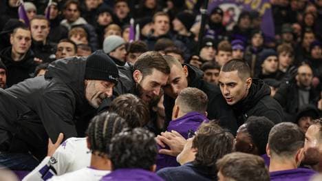 Nach dem Schlusspfiff kam es zu einer Aussprache zwischen den Florenz-Spielern und Fans