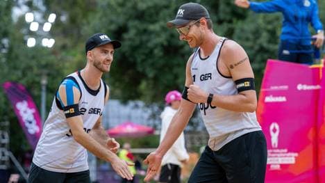Clemens Wickler (l.) und Nils Ehlers sind bei der Beachvolleyball-WM im Einsatz