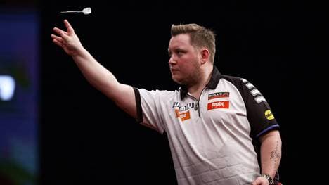 Martin Schindler greift bei der Belgian Darts Trophy ein